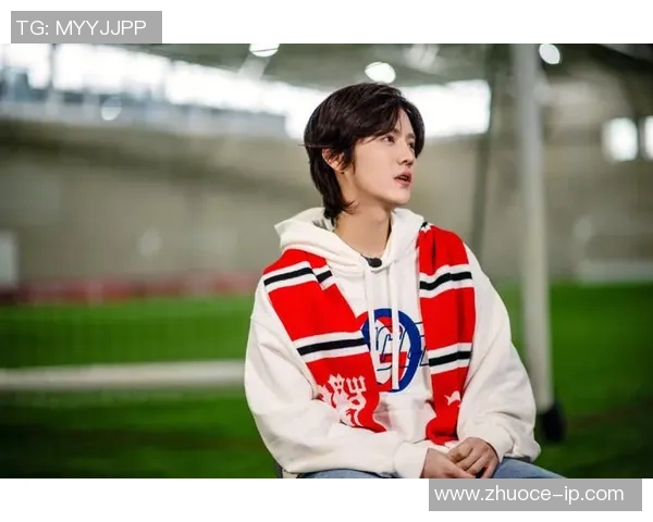 鹿晗踢足球展现明星风采引领年轻人热爱运动与团队精神